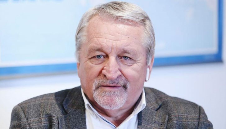 Имаме един крал, който дава някакви директиви и ние рапортуваме, допълни депутатът