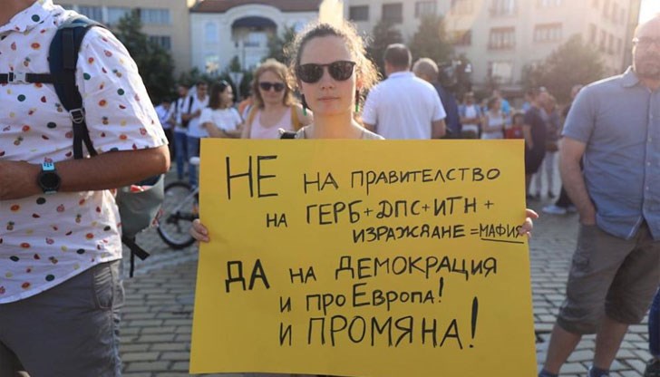 Това, което виждаме, е група селски тарикати, които правят конспиративни движения напред-назад, ще свалят правителството, председателя на НС