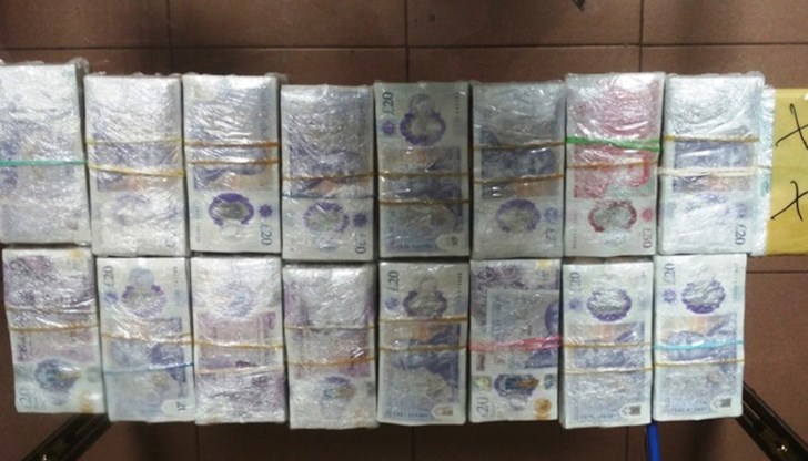 Инспекторите установяват недекларираната валута в багажа на турски шофьор