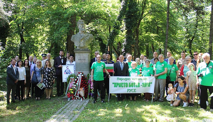 По традиция беше отдадена почит и пред паметника на Апостола на свободата Васил Левски