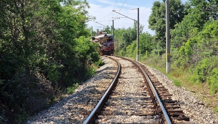 При инцидента загинаха двамата машинисти и шофьорът на камиона, а трима пътници бяха ранени. При инцидента загинаха двамата машинисти и шофьорът на камиона, а трима пътници бяха ранени.