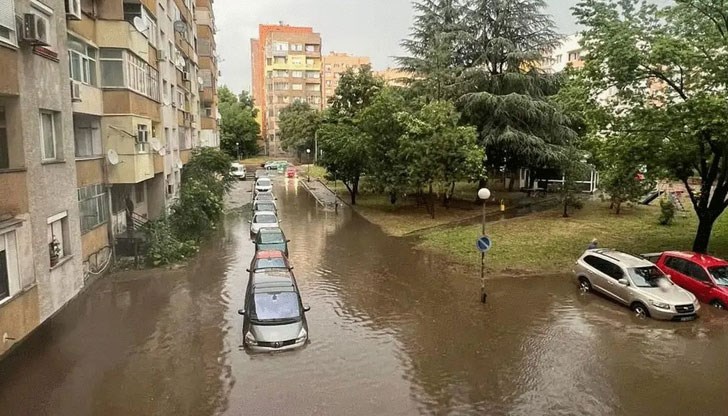 Запушените шахти превърнаха улиците в реки, водата извира като от фонтан