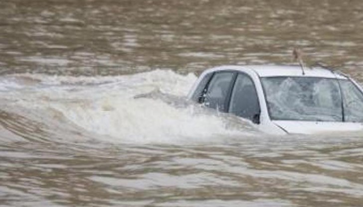 Тя е преминавала по мост с автомобила си, когато е изгубила управлението над колата