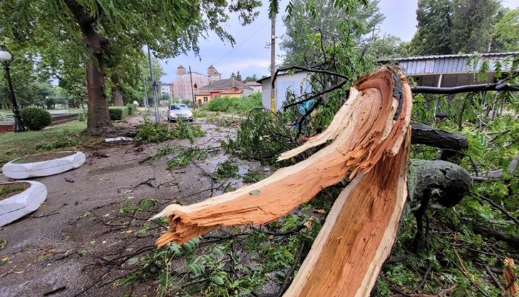 Бурята удари областния център малко след 17:00 часа днес