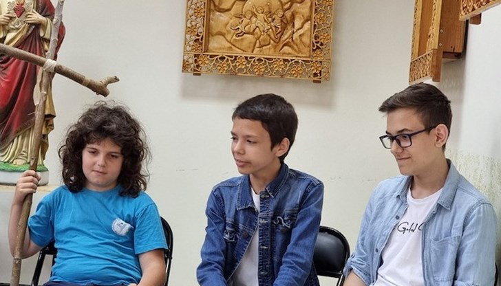 В спектакъла участват повече от 30 деца, разпределени в солистичните роли и в хоровия ансамбъл В спектакъла участват повече от 30 деца, разпределени в солистичните роли и в хоровия ансамбъл