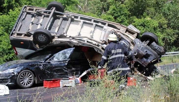 Те са пътували в леката кола, върху която се стоварил катастрофиралият бус