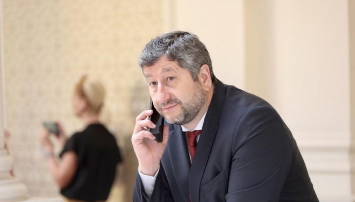 Очаква се завръщането на министър Теодора Генчовска от срещата на върха на НАТО