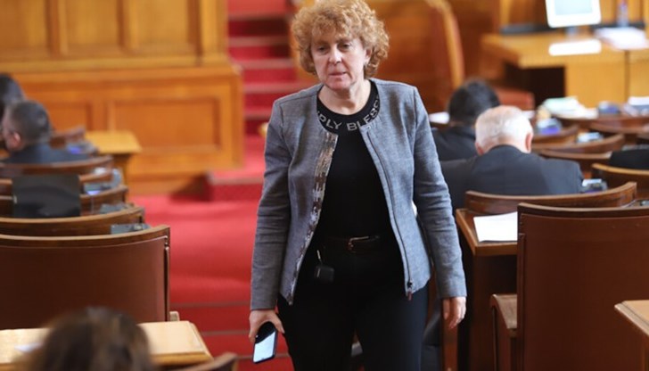 На въпрос дали ще напусне партията „Има такъв народ”, тя отговори, че ще реши допълнително. На въпрос дали ще напусне партията „Има такъв народ”, тя отговори, че ще реши допълнително.