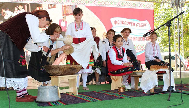 Традиционни български обичаи оживяват в Новград