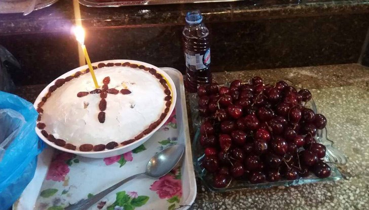 Черешите от първата реколта не се опитват, преди да бъдат подадени за мъртвите Черешите от първата реколта не се опитват, преди да бъдат подадени за мъртвите