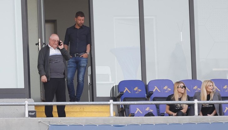 Надеждата за постъпления е, че ще има активизация по време на кампанията за закупуване на абонаментни карти и нови екипи Надеждата за постъпления е, че ще има активизация по време на кампанията за закупуване на абонаментни карти и нови екипи