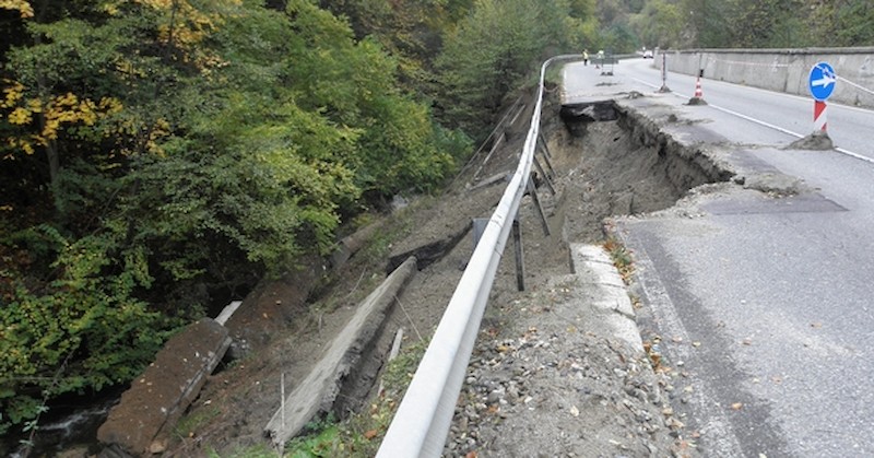 Заради обилните валежи пропадна част от платното на пътя Батак