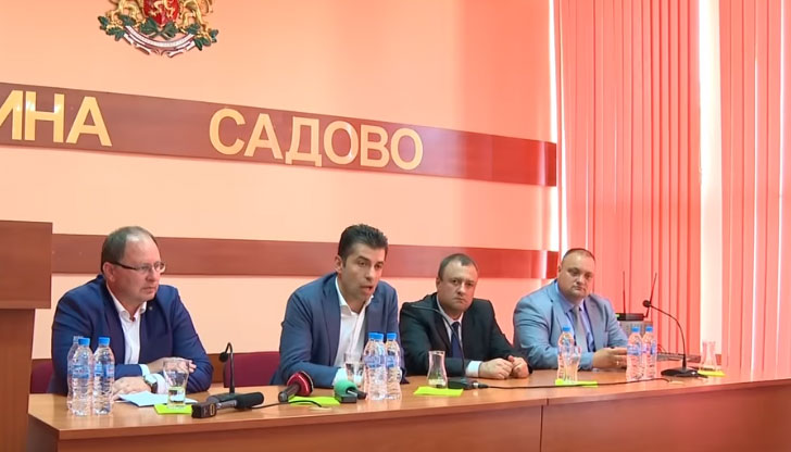 Премиерът изтъкна, че "не е безрисково да спреш едни милиони