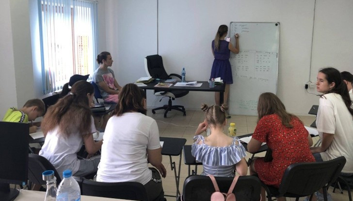 Близо 30 деца от Украйна започнаха курс по български език