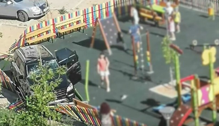 Колата е потрошила оградата и е спряла на сантиметри от