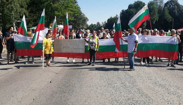 Протестиращи блокираха преди минути международния път Велико Търново - Русе