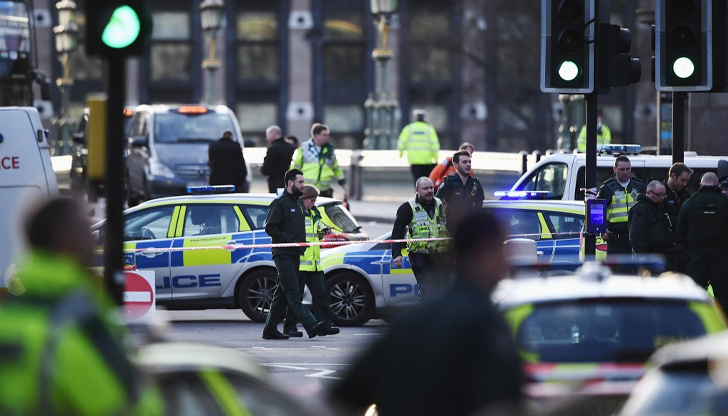 Става дума за произшествиеПолицията е евакуирала хора от площадТрафалгар в