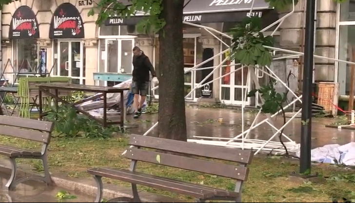 Мощна буря с градушка потопи Русе под вода.Силният вятър потроши