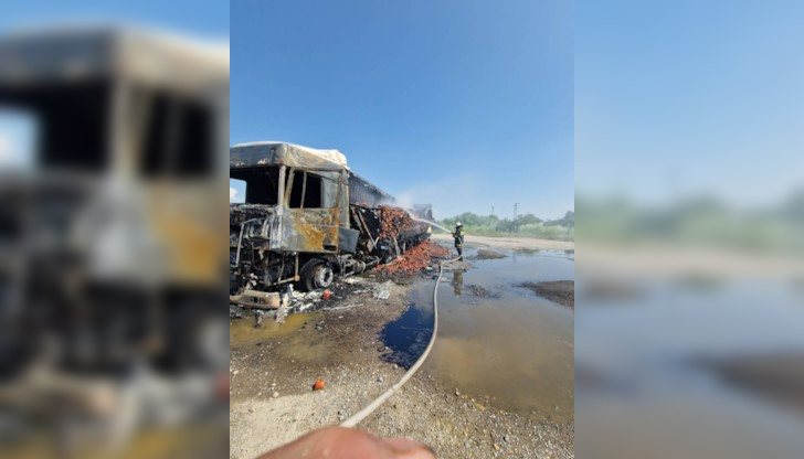 Няколко екипа на пожарната са се отзовали на сигналаТИР, натоварен