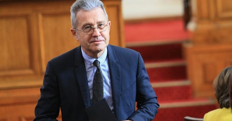 Да, оставката на Никола Минчев не е най-важната тема. Най-важната