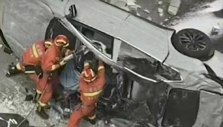 Електромобил с двама души вътре падна от третия етажДвама души