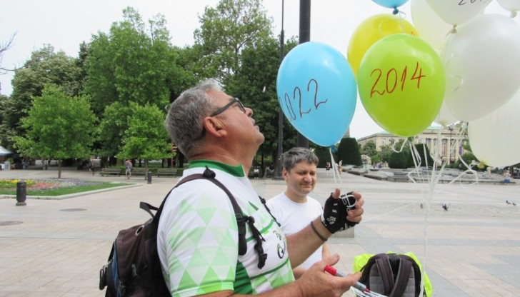 Балони, на които бяха изписани всяка една от изминалите 9