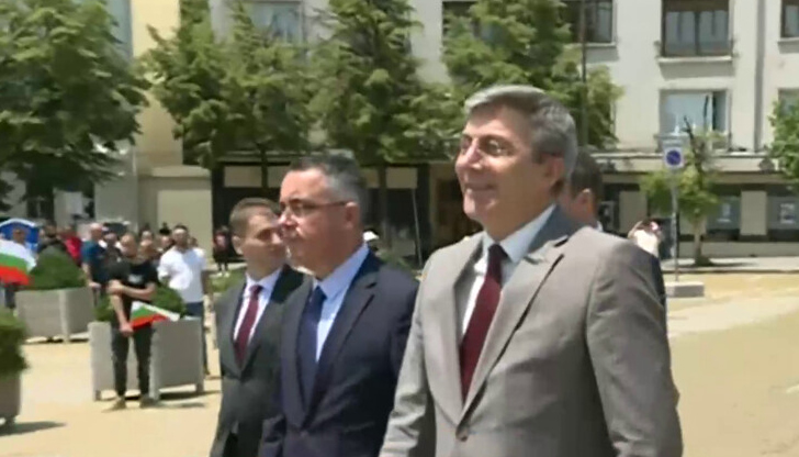 Депутати на ДПС, начело с Мустафа Карадайъ, излязоха при протестиращите