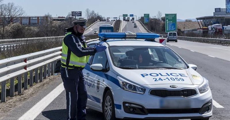 За да избегне проверката, той предложил подкуп на полицаите с