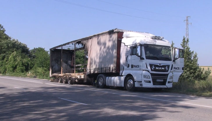 Камион изгоря частично, друг се обърна в ниватаКамион с румънска