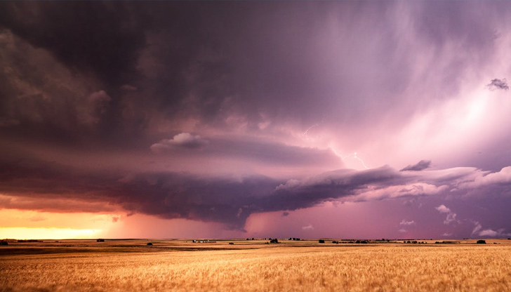 През деня над страната ще се развива купеста и купесто-дъждовна