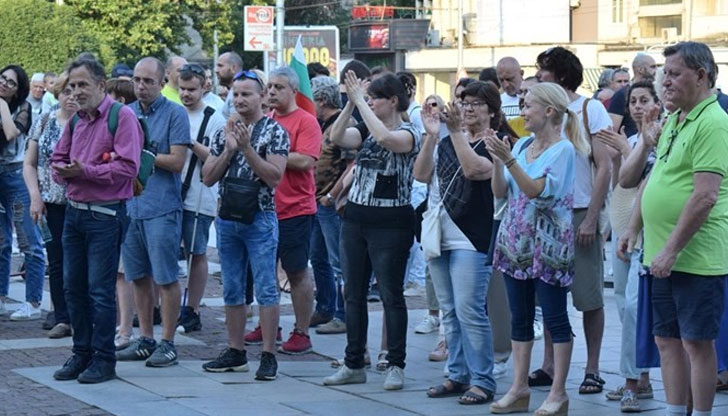 Десетки недоволни се събраха пред площад "Съединение" в града под