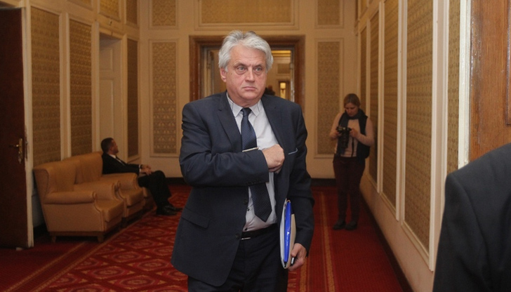 Да се въведе изискване за пределна възраст от 65 години