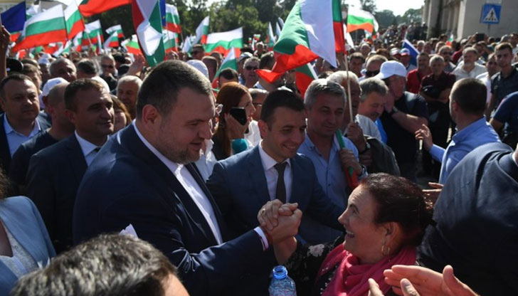 Той е заедно с лидера на ДПСДепутатът от ДПСДелян Пеевски