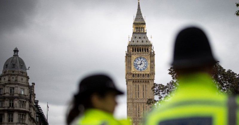 Двойка нигерийци са разследваниБританската полиция съобщи, че е арестувала двама