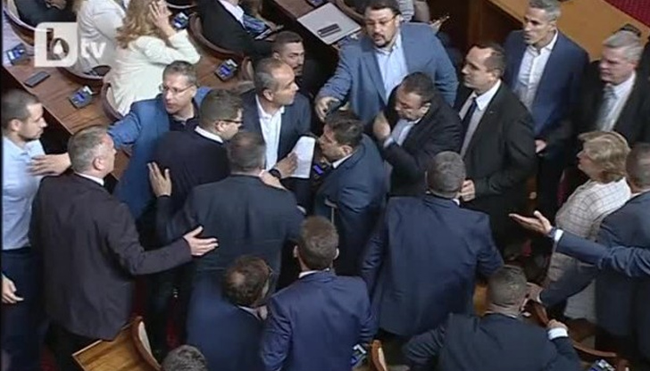Напрежението дойде след декларация на Костадин Костадинов от „Възраждане“Депутатите стигнаха