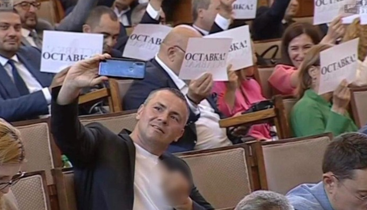 Има ли право депутатът от "Продължаваме промяната" Христо Петров да