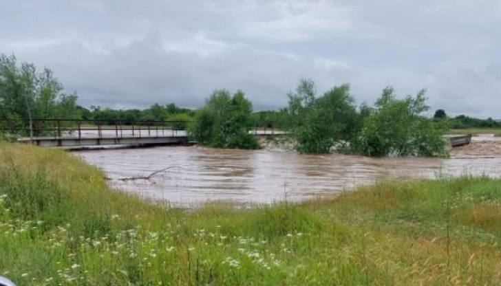 Придошлите от проливните дъждове на река Ботуня предизвикаха разливи по