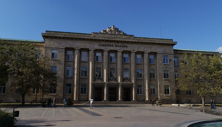 Подсъдимият е осъден да заплати на всяка от двете си