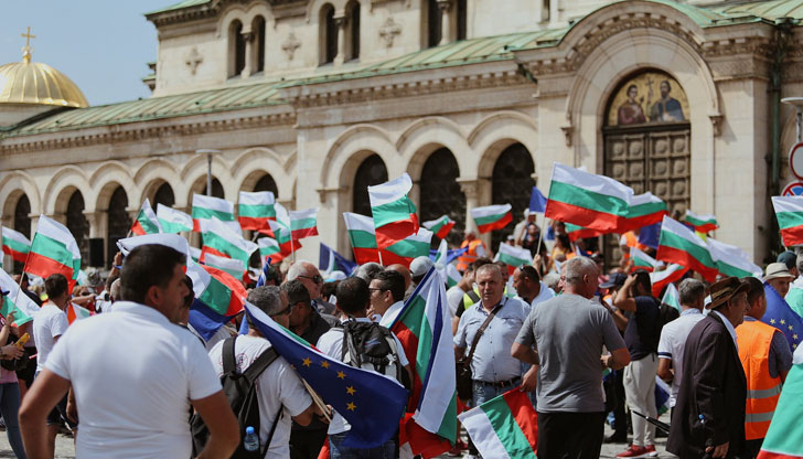 Той се провежда пред храм "Александър Невски"Граждани в София на