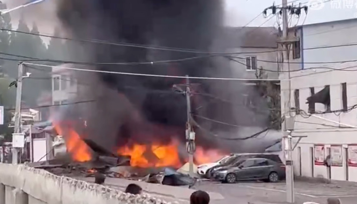 Самолетът е паднал върху частна сграда в град СянянНай-малко един