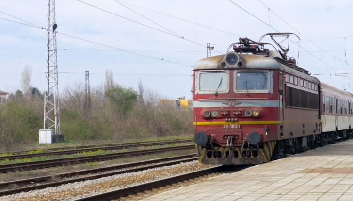 Искри от спирачките са подпалили пътнически вагонВлакът от София за