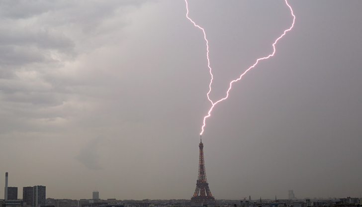 Тя не е повредила кулата и не представлява опасност за