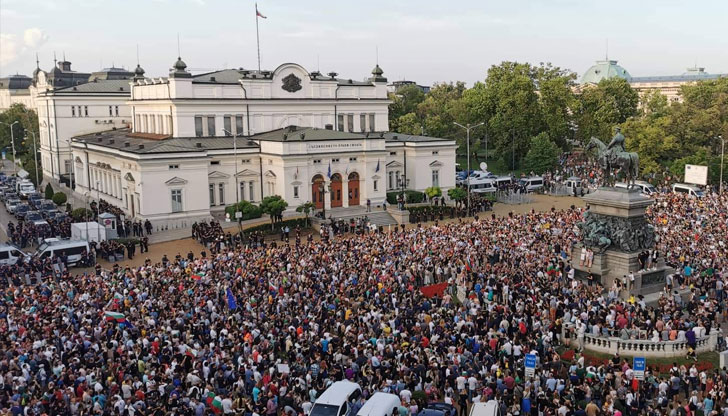 Събралите се хора скандираха „Победа“Министрите от кабинета „Петков“ излязоха от