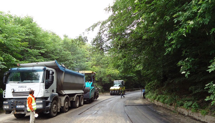 В момента се ремонтират само 17 км пътища (2 км