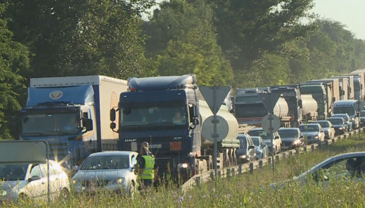 Интензивен трафик, километрични опашки и хаос на "Дунав мост" при