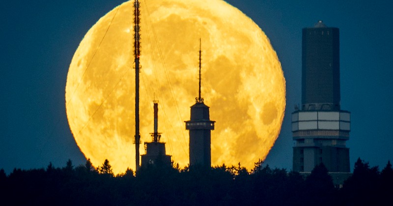 Милиони любители и астрономи наблюдаваха в нощта срещу сряда пълнолунието,