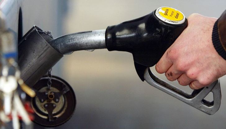 Каква е причината?С около стотинка на ден поскъпват бензинът и