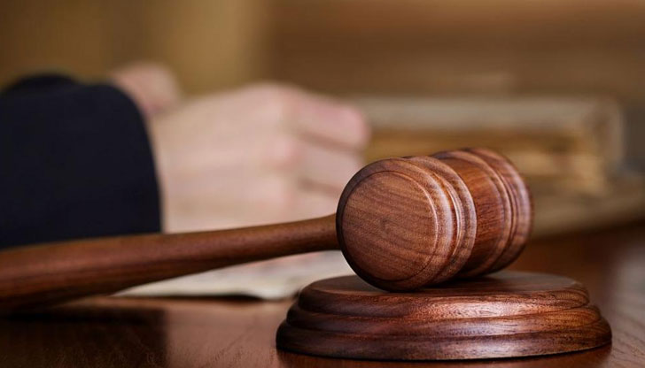 Според държавното обвинение те са действали по хулигански подбуди с