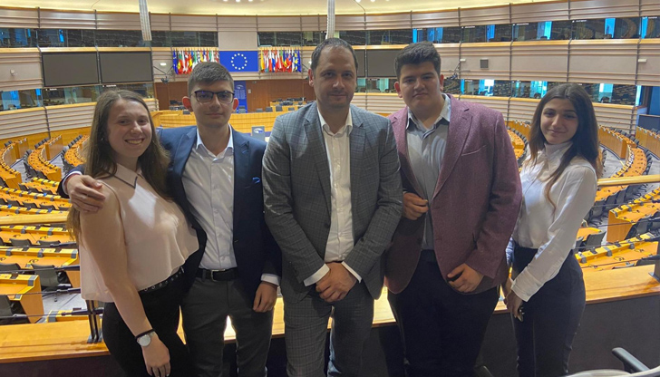 Там младежите подробно се запознаха с дейностите на всички негови