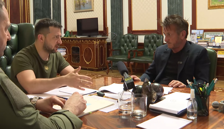 Актьорът и режисьор е посетил Буча и ИрпенВолодимир Зеленски прие